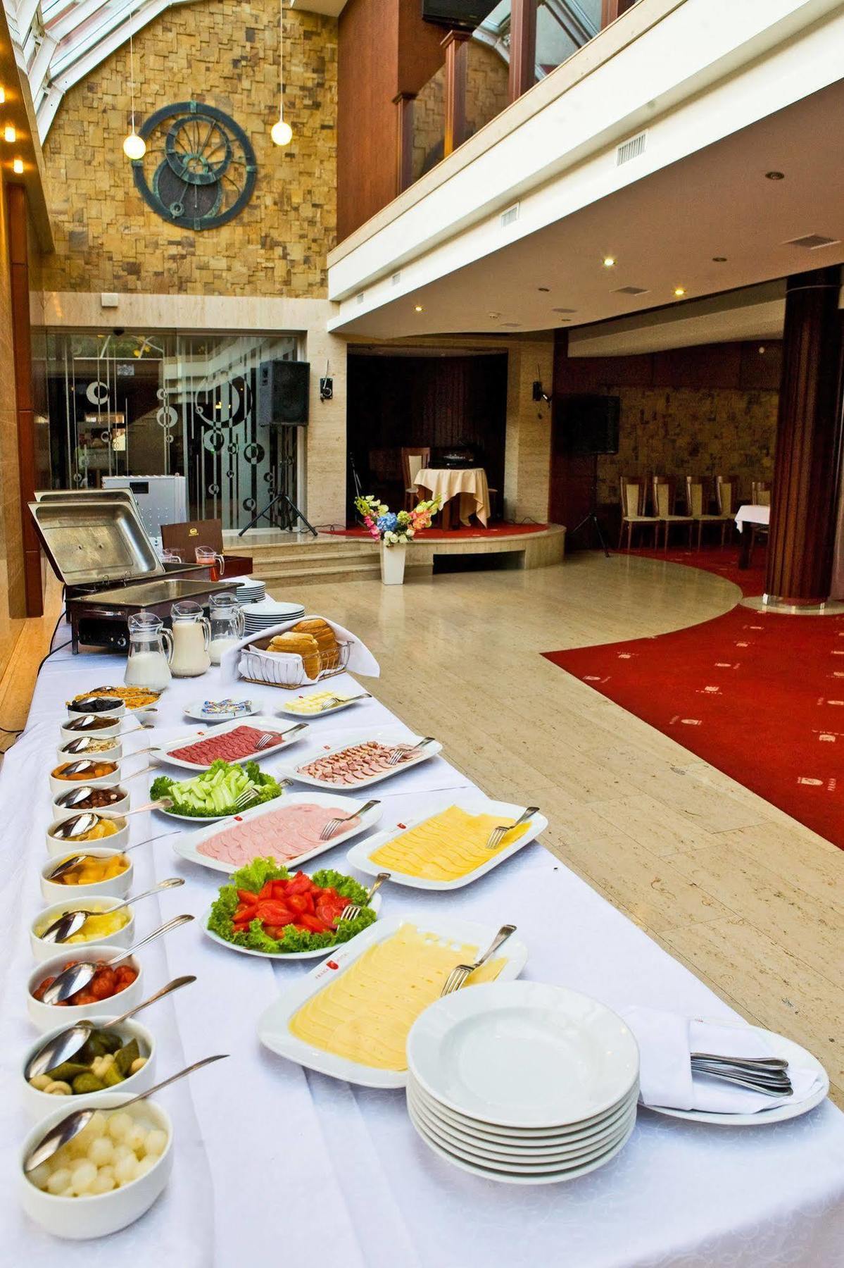 Praha Park Hotel Oezjhorod Buitenkant foto